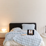 Plyschpläd och kuddfodral med bubbelstruktur – bild 15
