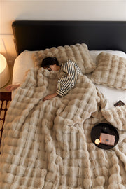 Plyschpläd och kuddfodral med bubbelstruktur – bild 12