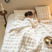 Plyschpläd och kuddfodral med bubbelstruktur – bild 11