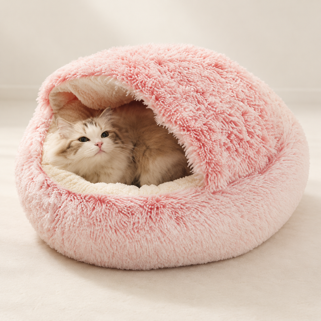 Rosa mjuk husdjursbädd med överdel och en vilande katt