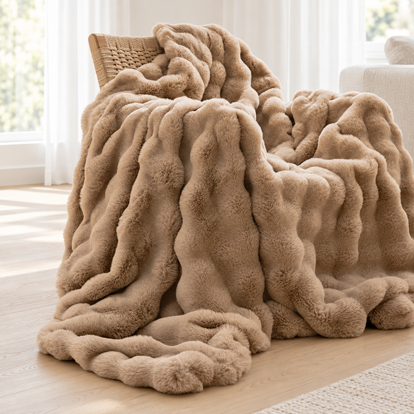 Beige vinterfilt med breda mjuka ränder draperad över en stol